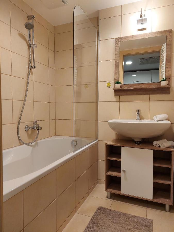 Bike & Spa Velence Apartman Bagian luar foto